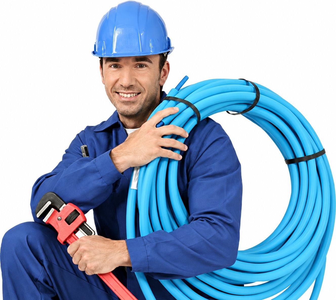 Un plombier en bleu de travail et casque bleu sourit en portant une grande couronne de tuyau bleu et en tenant une clé à molette rouge.